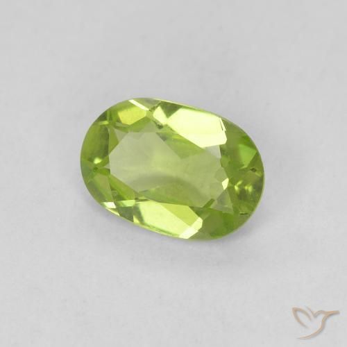 Péridot Vert moyen naturelle ovale, 0.73 ct, VVS