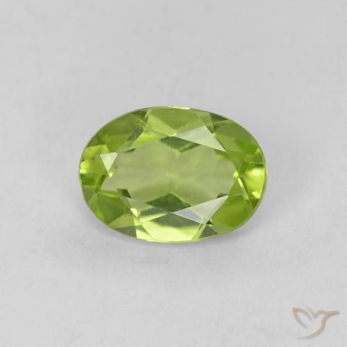 Péridot Vert moyen naturelle ovale, 0.80 ct, VVS