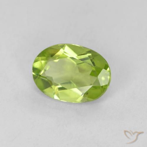 Péridot Vert moyen naturelle ovale, 0.80 ct, VVS