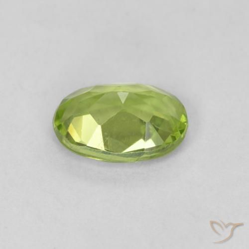 Péridot Vert moyen naturelle ovale, 0.80 ct, VVS
