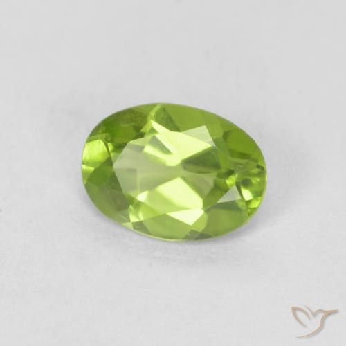 Péridot Vert moyen naturelle ovale, 0.82 ct, VVS
