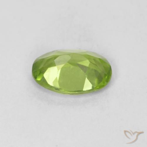 Péridot Vert moyen naturelle ovale, 0.82 ct, VVS