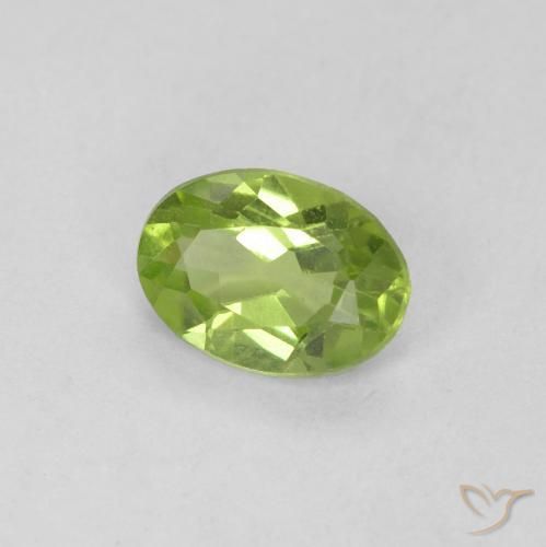 Péridot Vert moyen naturelle ovale, 0.59 ct, VVS