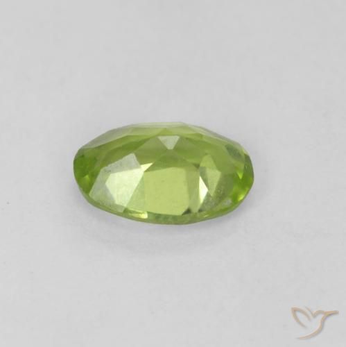 Péridot Vert moyen naturelle ovale, 0.59 ct, VVS