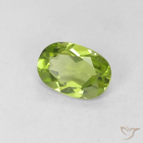 Péridot Vert moyen naturelle ovale, 0.80 ct, VVS