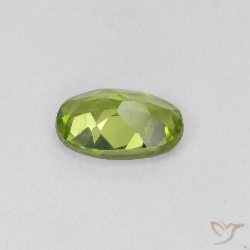 Péridot Vert moyen naturelle ovale, 0.80 ct, VVS