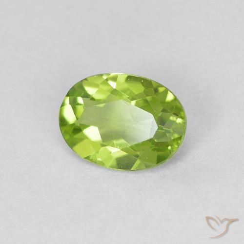 Péridot Vert moyen naturelle ovale, 0.73 ct, VVS-VS