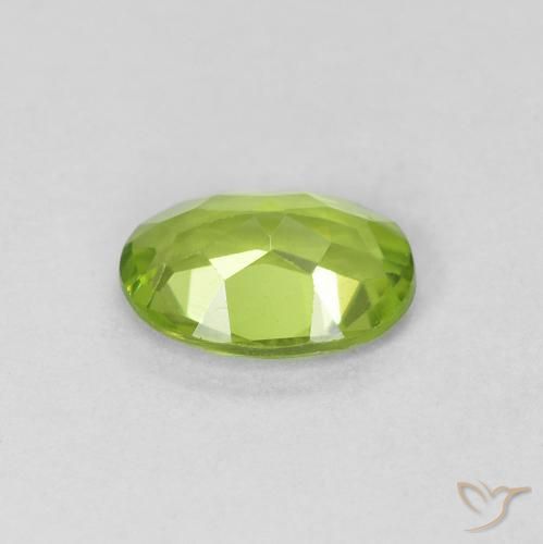 Péridot Vert moyen naturelle ovale, 0.73 ct, VVS-VS