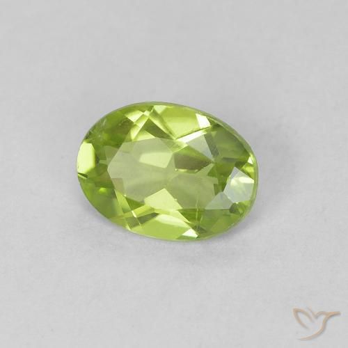 Péridot Vert éclatant naturelle ovale, 0.67 ct, VS