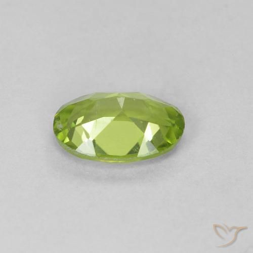 Péridot Vert éclatant naturelle ovale, 0.67 ct, VS