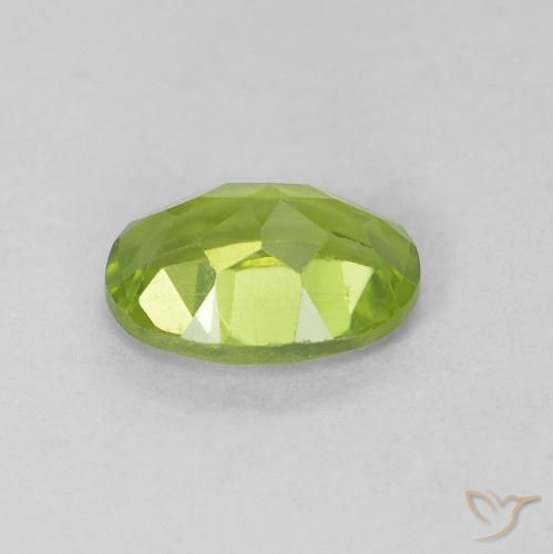 Péridot Vert moyen naturelle ovale, 0.93 ct, VS