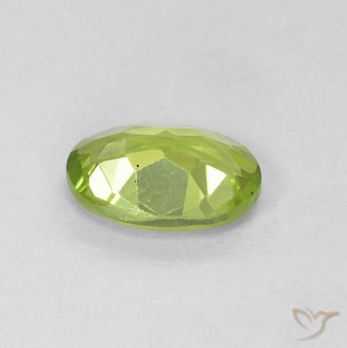 Péridot Vert moyen naturelle ovale, 0.76 ct, VVS-VS