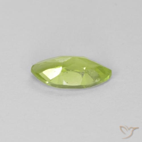 Péridot Vert moyen naturelle Marquise, 0.68 ct, VS