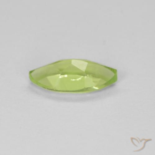 Péridot Vert moyen naturelle Marquise, 0.62 ct, VS