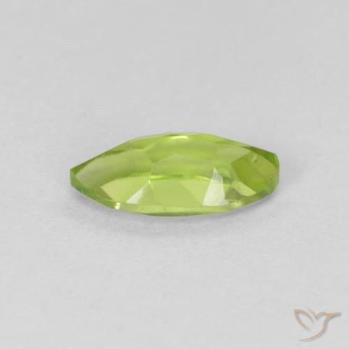 Péridot Vert moyen naturelle Marquise, 0.68 ct, VVS-VS