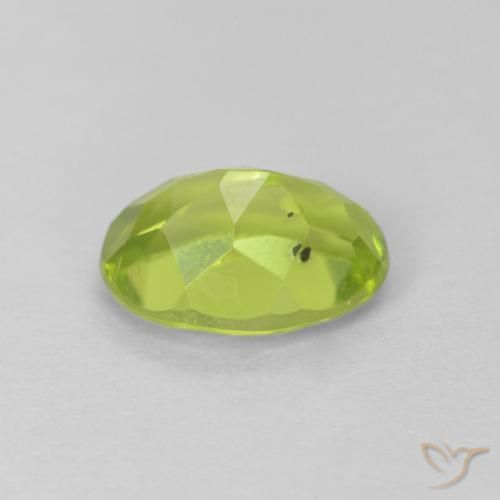Péridot Vert moyen naturelle ovale, 1.36 ct, VS