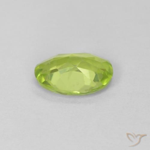 Péridot Vert moyen naturelle ovale, 0.84 ct, VS