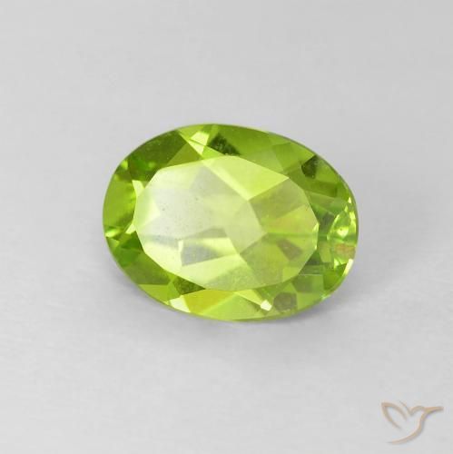 Péridot Vert moyen naturelle ovale, 1.10 ct, VVS-VS