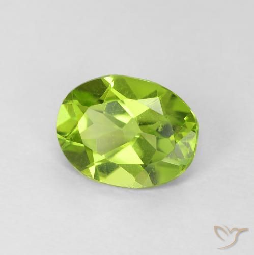 Péridot Vert moyen naturelle Coupe ovale, 1.09 ct, VVS-VS