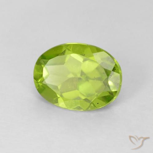 Péridot Vert moyen naturelle ovale, 1.25 ct, VVS-VS