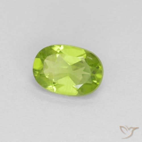 Péridot Vert moyen naturelle ovale, 0.92 ct, VVS-VS