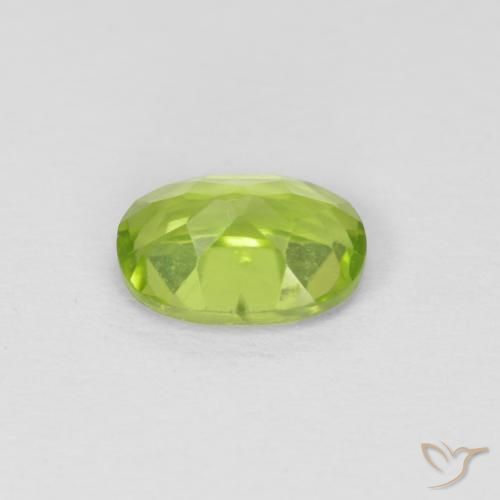 Péridot Vert moyen naturelle ovale, 0.92 ct, VVS-VS