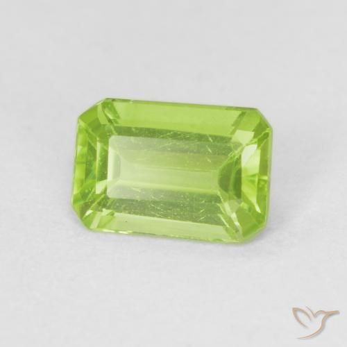 Péridot Vert moyen naturelle Octogone / coupe Émeraude, 0.56 ct, VVS
