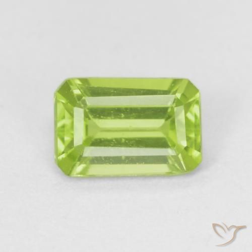 0.60ct Naturel Vert éclatant Péridot, Taille émeraude, VVS