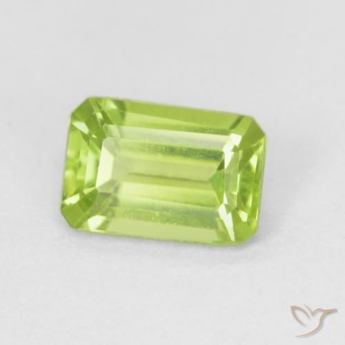 Péridot Vert éclatant naturelle Octogone / coupe Émeraude, 0.60 ct, VVS