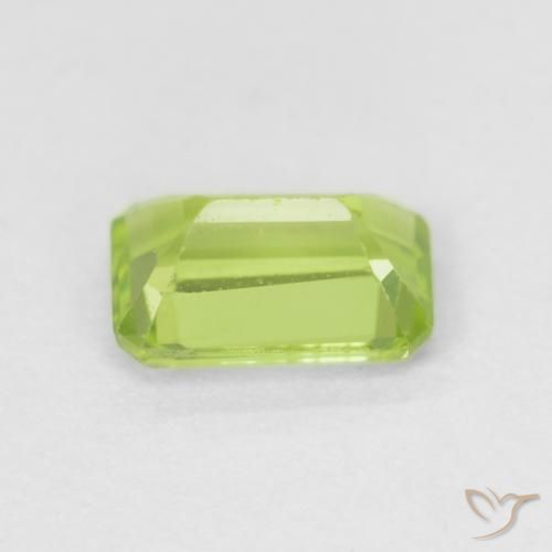 Péridot Vert éclatant naturelle Octogone / coupe Émeraude, 0.60 ct, VVS