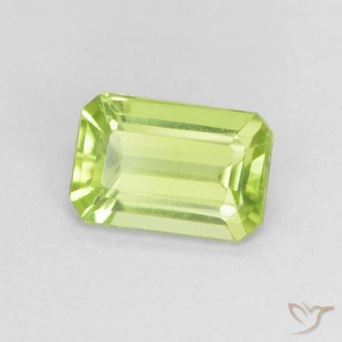 Péridot Vert vif et léger naturelle Octogone / coupe Émeraude, 0.55 ct, VVS