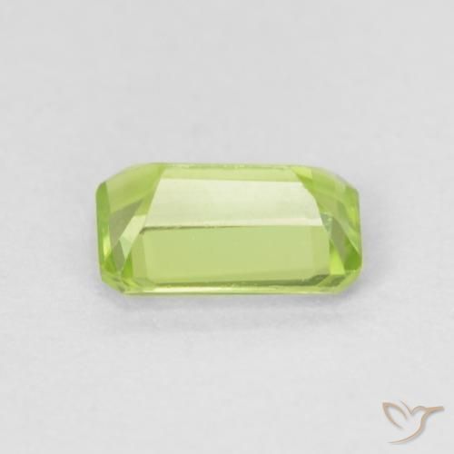 Péridot Vert vif et léger naturelle Octogone / coupe Émeraude, 0.55 ct, VVS