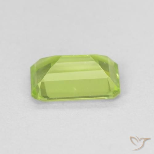 Péridot Vert vif et léger naturelle Octogone / coupe Émeraude, 0.60 ct, VS