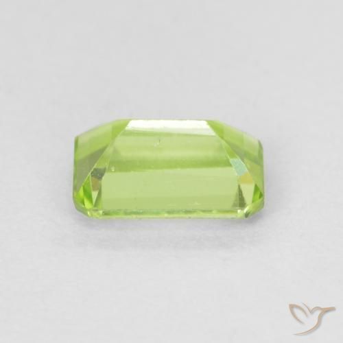 Péridot Vert vif et léger naturelle Octogone / coupe Émeraude, 0.62 ct, VS