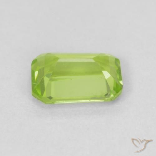 Péridot Vert moyen naturelle Octogone / coupe Émeraude, 0.59 ct, VVS