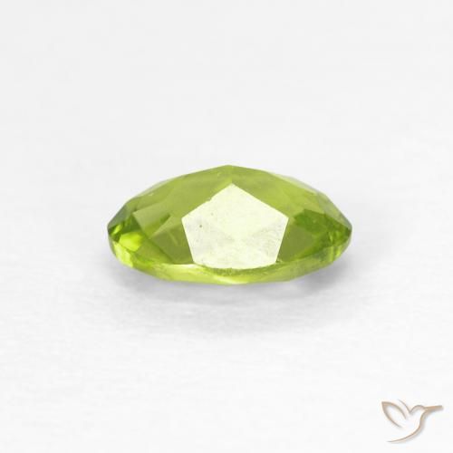 Péridot Vert clair naturelle ovale, 0.54 ct, VS