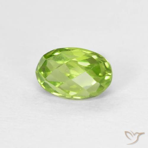 Péridot Vert vif et léger naturelle ovale, 0.73 ct, VS