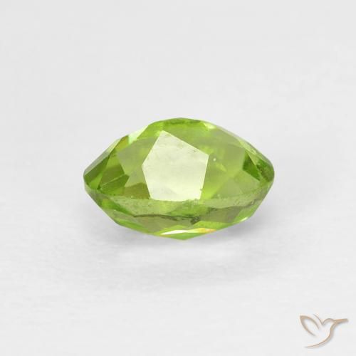Péridot Vert vif et léger naturelle ovale, 0.73 ct, VS