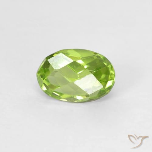 Péridot Vert vif et léger naturelle ovale, 0.68 ct, VVS-VS