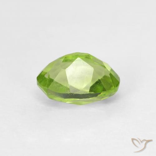 Péridot Vert vif et léger naturelle ovale, 0.68 ct, VVS-VS