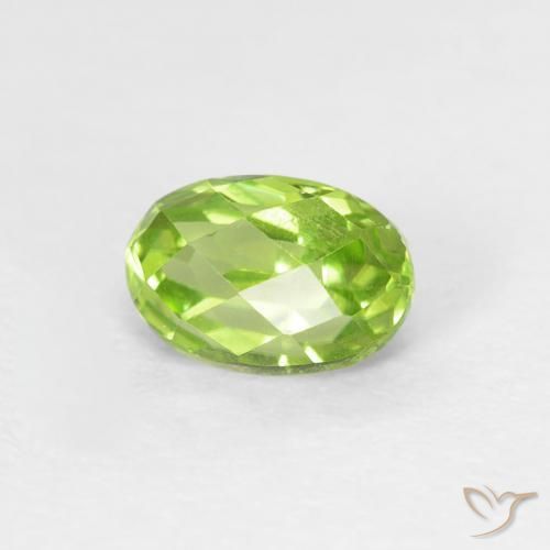 Péridot Vert vif et léger naturelle ovale, 0.70 ct, VVS-VS