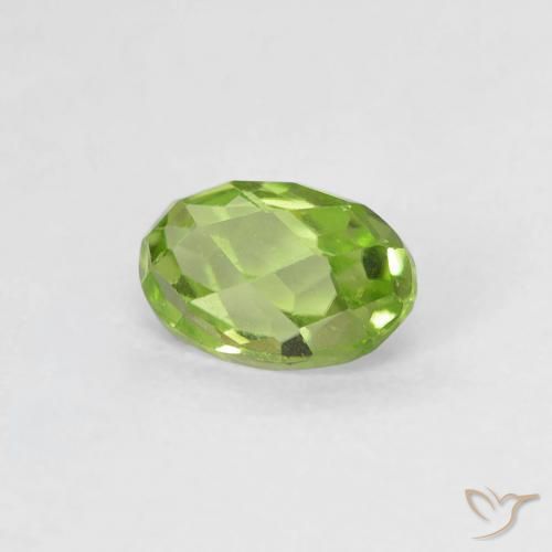 Péridot Vert moyen naturelle ovale, 0.63 ct, VVS-VS