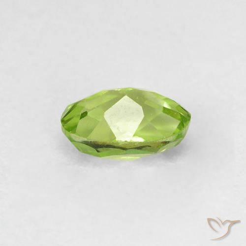 Péridot Vert moyen naturelle ovale, 0.63 ct, VVS-VS