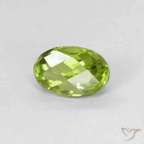 Péridot Vert éclatant naturelle ovale, 0.70 ct, VVS-VS