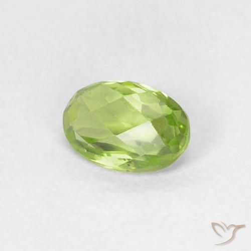 Péridot Vert vif et léger naturelle ovale, 0.58 ct, VVS-VS