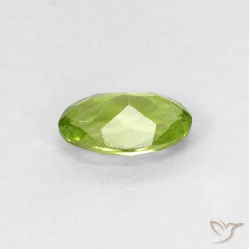 Péridot Vert vif et léger naturelle ovale, 0.49 ct, VVS-VS