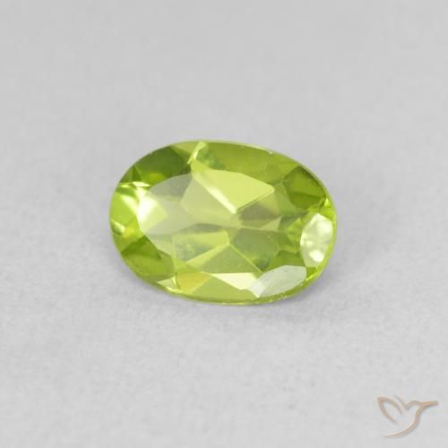 Péridot Vert moyen naturelle ovale, 0.80 ct, VVS-VS