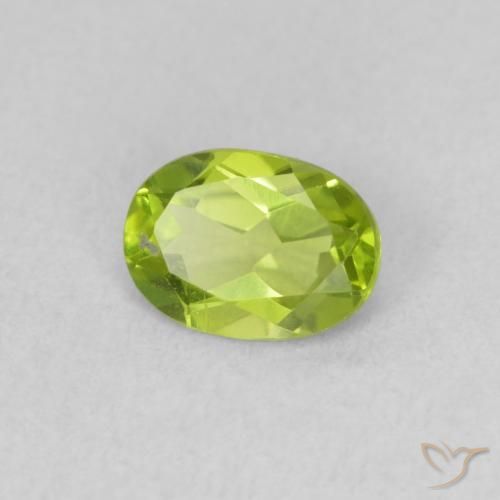 Péridot Vert moyen naturelle ovale, 0.86 ct, VVS-VS