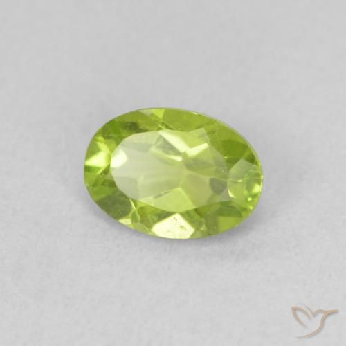 Péridot Vert jaunâtre vif naturelle ovale, 0.95 ct, VVS-VS