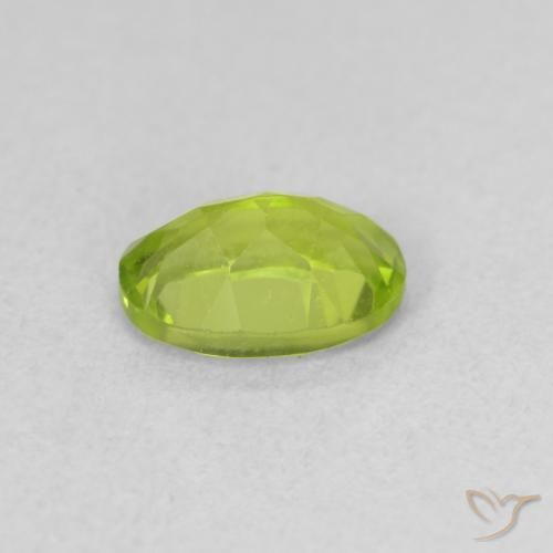 Péridot Vert jaunâtre vif naturelle ovale, 0.95 ct, VVS-VS